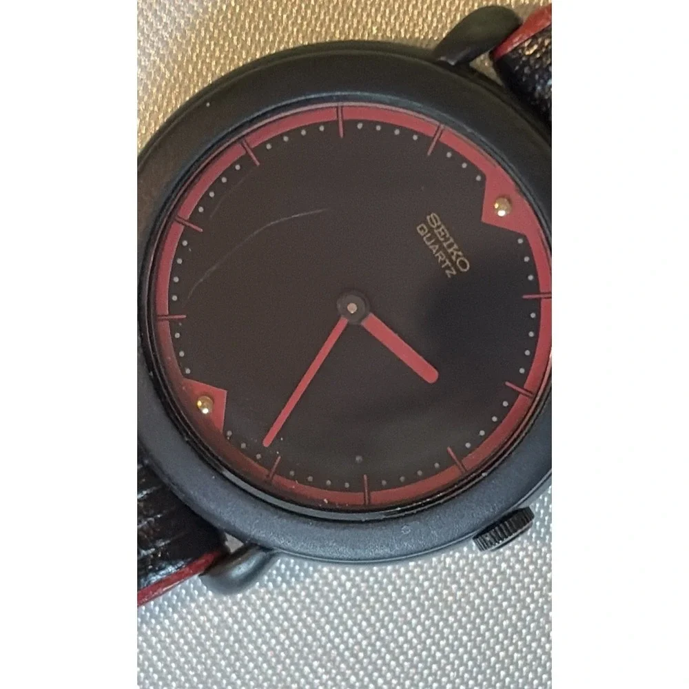 Vintage Seiko Ladies Watch in Slim Black *Case Black Leather Band Needs‎ Battery